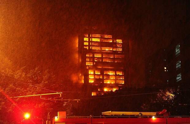 Адский пожар в китайском небоскребе towerinferno12 Адский пожар в китайском небоскребе