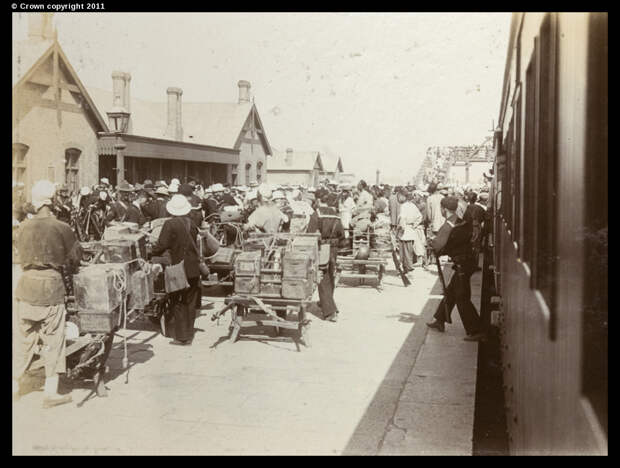 Американские войска прибывают на железнодорожный вокзал