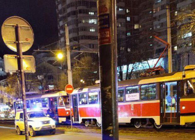 Пассажир в Краснодаре избил водителя трамвая из-за зажатой дверями девушки