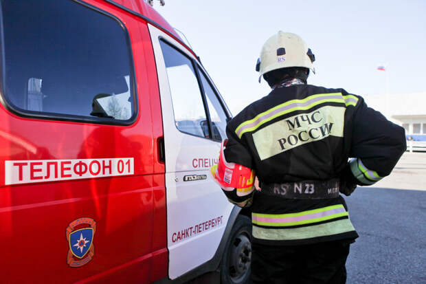 Спасатели оперативно потушили загоревшийся в Сестрорецке автобус