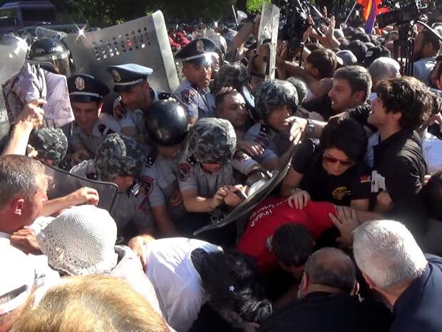 Правозащитники потребовали от Еревана расследовать насилие в отношении протестующих