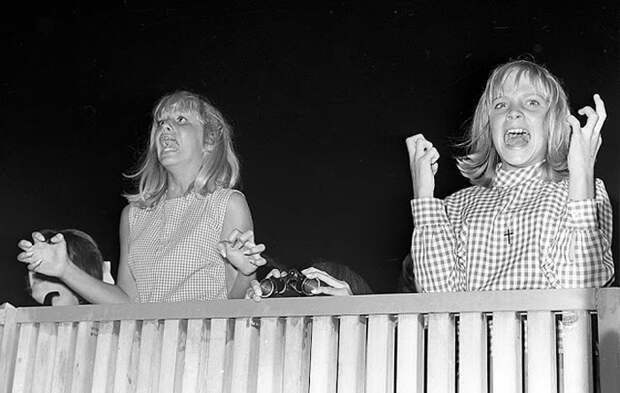 23 августа 1964г. Фанаты кричат во время концерта Beatles в зале Hollywood Bowl. 23 августа 1964г. Фанаты кричат во время концерта Beatles в зале Hollywood Bowl.