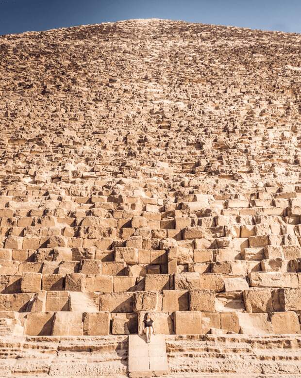 6. Человек на фоне одной из пирамид в Гизе 