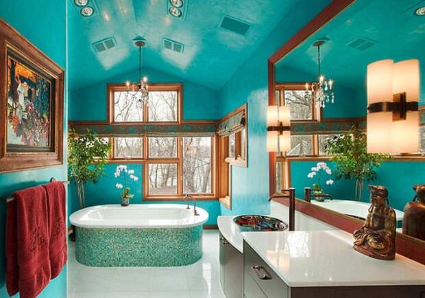 Интересное решение для оформления ванной комнаты в ярко-голубом цвете, что не оставит никого равнодушными.