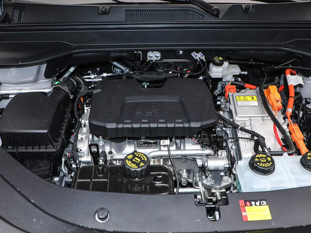 Китайцы снова удивили: гибридный кроссовер размером с Geely Monjaro — всего 88,8 тыс. юаней (1 млн рублей). Представлен Wuling Xingguang 560