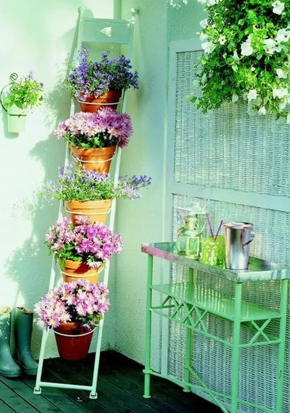 балкон с полками для цветов