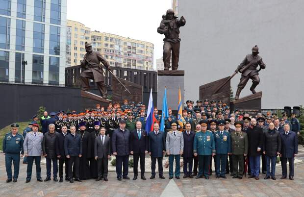 В Екатеринбурге торжественно открыли памятник пожарным