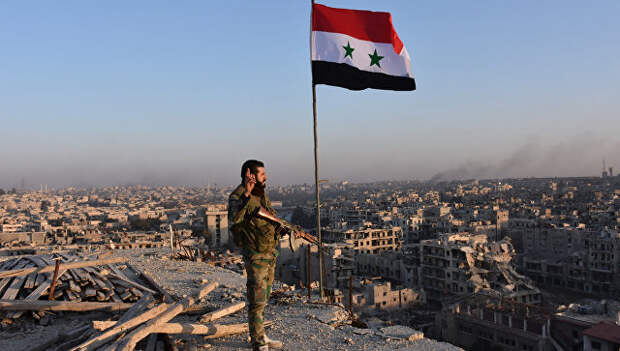 Военный сирийской армии на крыше здания. Архивное фото
