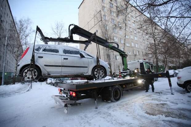 В Отрадном эвакуировали машину в счёт почти полумиллионного долга за ЖКУ