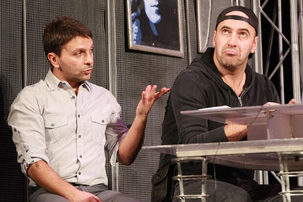 Сцена из спектакля «День радио», на сцене: Леонид Барац и Ростислав Хаит