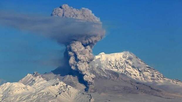 Шлейф пепла вулкана Шивелуч на Камчатке протянулся на 92 км