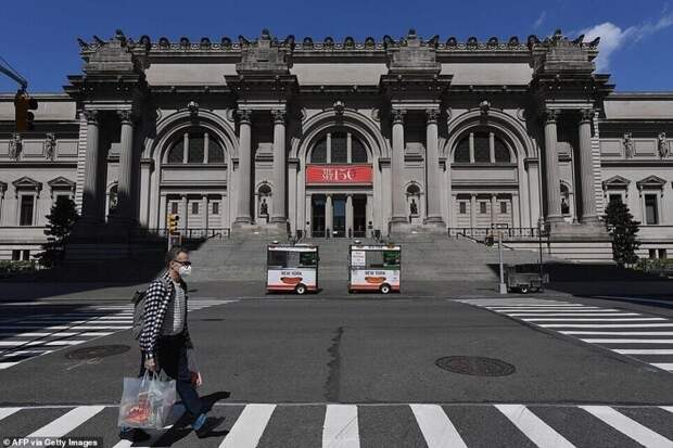 Безлюдная площадь перед Музеем искусств Метрополитен в мае прошлого года и то же место сегодня, вполне оживленное
