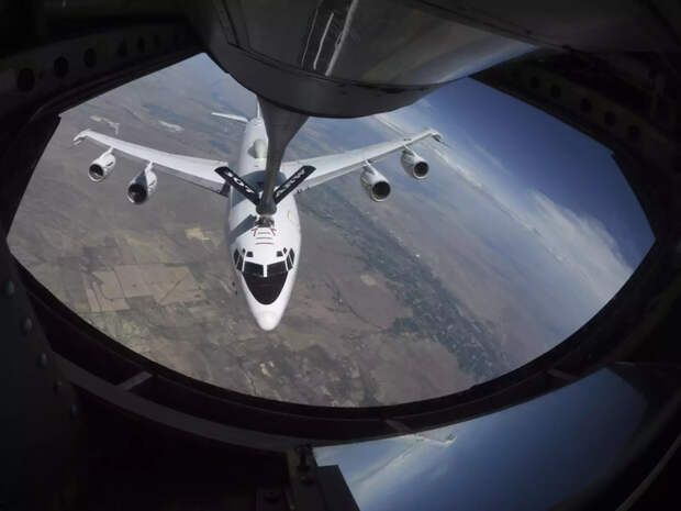 Boeing E-6B Mercury заправляется от KC-135R Stratotanker во время заправкинад Колорадо