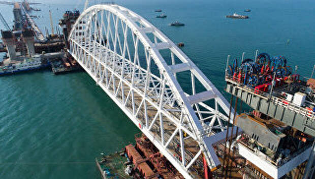 Железнодорожная арка Крымского моста доставлена на фарватер. 28 августа 2017