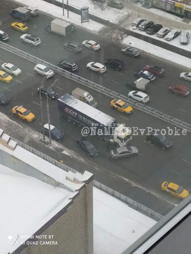 На Сущевском Валу фура снесла легковушку