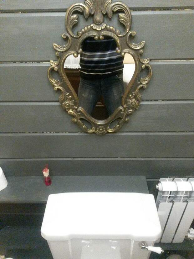 Ничего необычного, просто зеркало в мужском туалете. девушки, зеркало, объявления, отражение, прикол, юмор