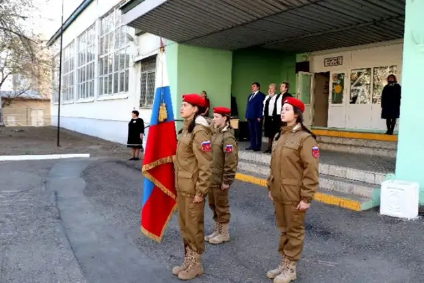 Впервые учебная неделя в уссурийских школах началась с гимна России и выноса флага