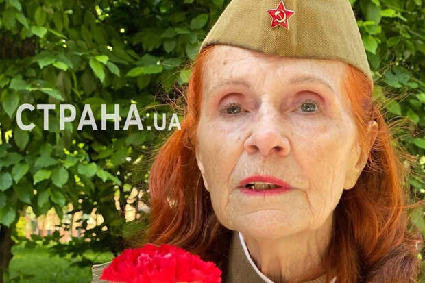 В Киеве пенсионерку не пустили к возложению цветов из-за советской формы