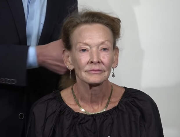 69-летняя женщина устала от своего скучного образа: профессиональный стилист буквально преобразил ее