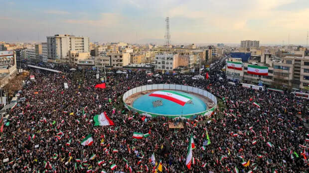 Тегеран на взводе: жители столицы каждую ночь выбегают, думая, что США напали – FT