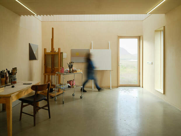 Заброшенный бетонный сарай превратили в современный дом для художника