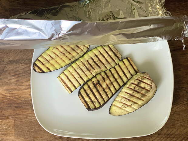 Баклажаны По-праздничному. Хороши как закуска на праздничный стол, так и как самосто-ятельное блюдо