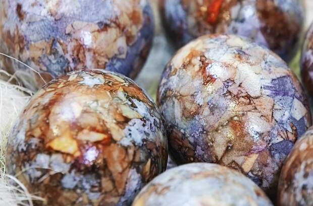Мраморные яйца на Пасху — фантастический результат. Красим луковой шелухой и чаем каркаде