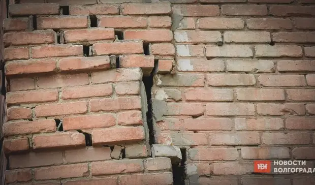 Волгоградские чиновники не считают трещины в стенах поводом для ремонта дома