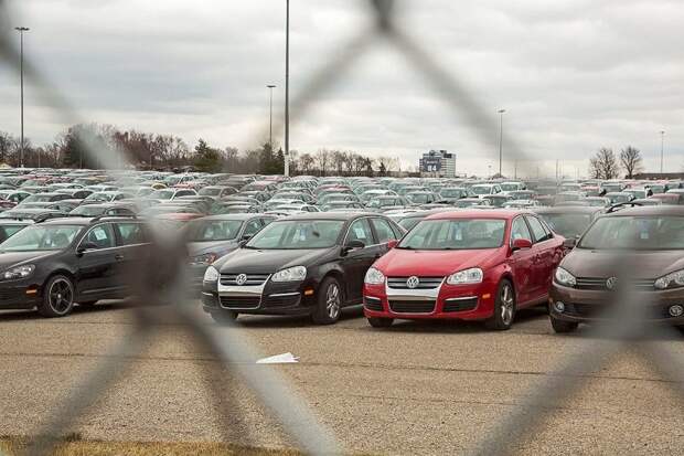 Кладбище новых Volkswagen в американской пустыне volkswagen, авто, автомобили, автостоянока, парковка