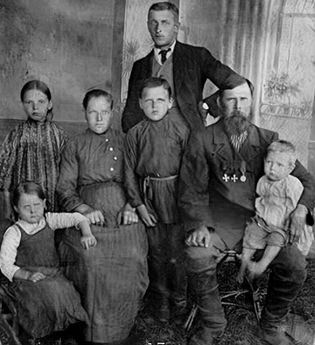 В. Н. Новиков в кругу семьи. На груди отчётливо видны кресты.