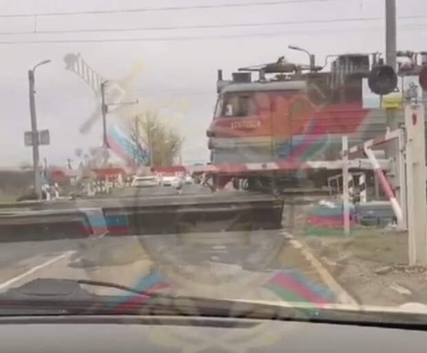 На Кубани водитель чуть не опоздал навсегда: застрял на переезде, экстренно останавливали поезд