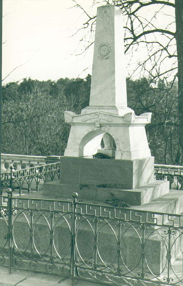 В 1840 году на могиле Пушкина был установлен памятник.