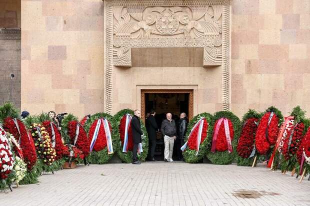 Церемония прощания с кинорежиссером Тиграном Кеосаяном в Москве / Фото: Сергей Карпухин, Сергей Булкин / ТАСС