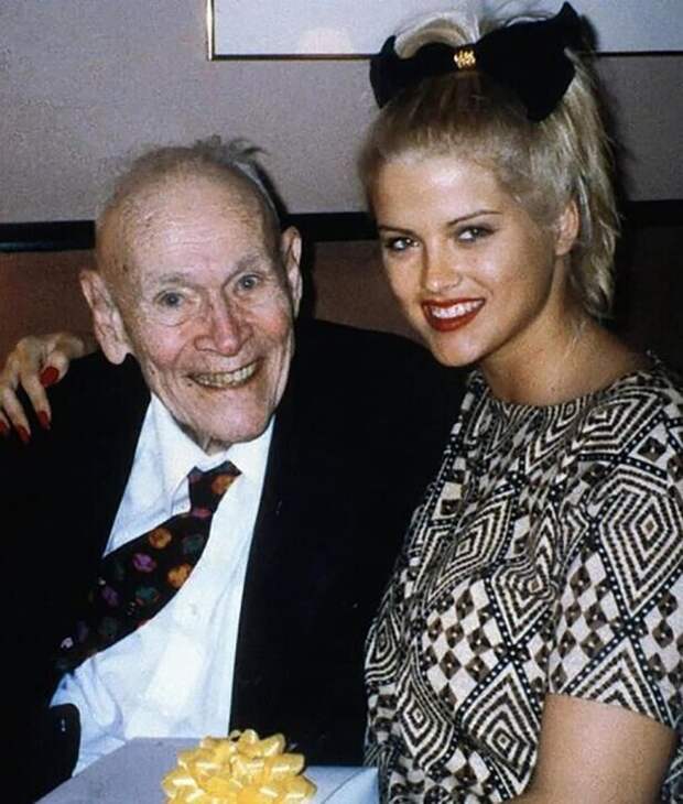 26-летняя Анна Николь Смит со своим 89-летним мужем-миллиардером Джеймсом Говардом Маршаллом