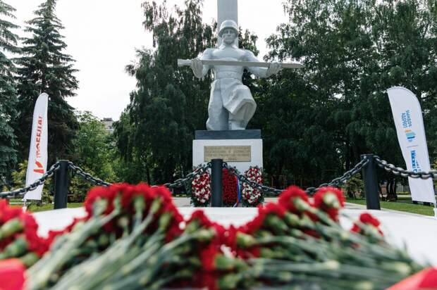 Московский НПЗ отреставрировал мемориалы Великой отечественной войны. Фото: Сергей Шинов
