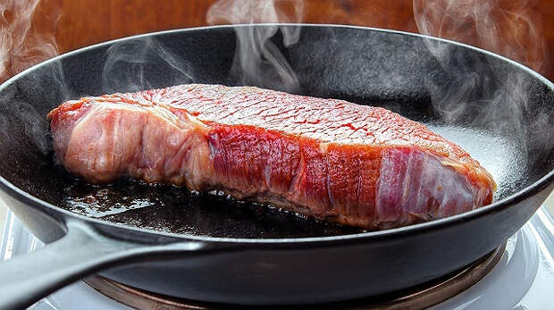 Стейк на сковороде