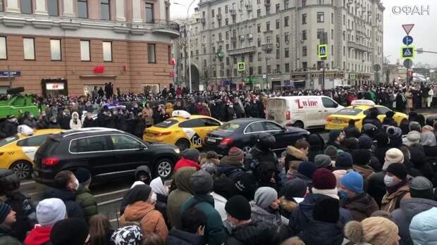 Управделами президента считает недопустимой агрессию митингующих в Москве