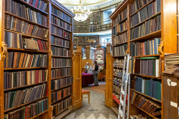 Петербуржцам напомнили, какими были первые книжные магазины города