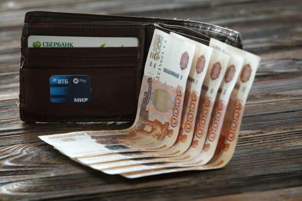 Молодая новокузнечанка расплачивалась в магазине чужой картой и попала в полицию