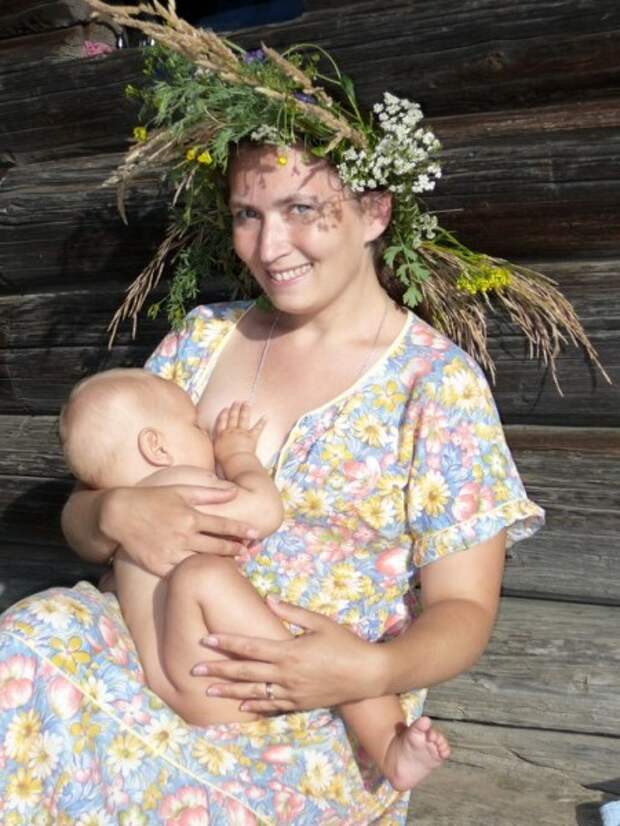 Частные фото матерей. Сельская женщина с детьми. Деревенские мамы. Кормление грудью. Кормит грудью.