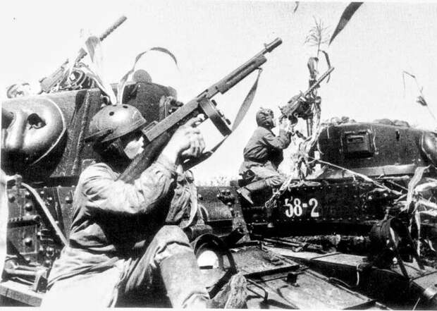 советские танкисты на американских танках М3А1 в американской танковой форме и с американскими пистолетами-пулеметами "Томпсон". все это было в 1 танке для советских воинов. даже в дуло закладывали бутылку виски  американцы нам