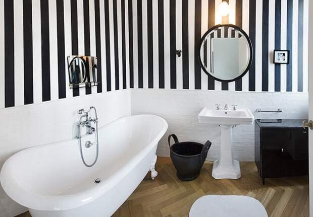 Хитрость отлично смотрится в узких комнатах вроде ванной, прихожей или коридора / Фото: arredamento.it