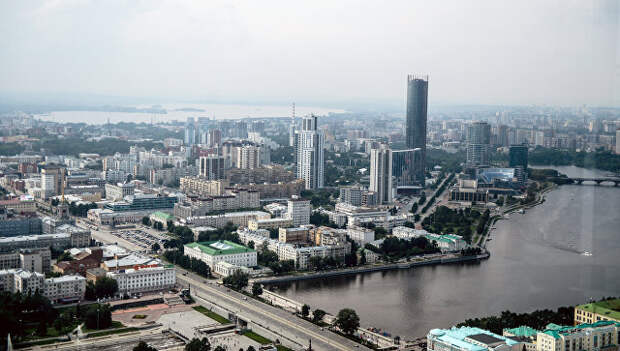 Вид на Екатеринбург со смотровой площадки бизнес-центра Высоцкий. Архивное фото