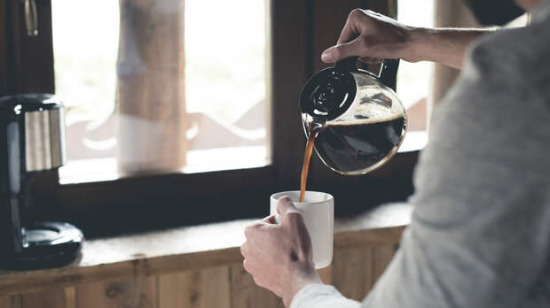 Нарколог Шуров рассказал о причинах тяги к кофе по утрам