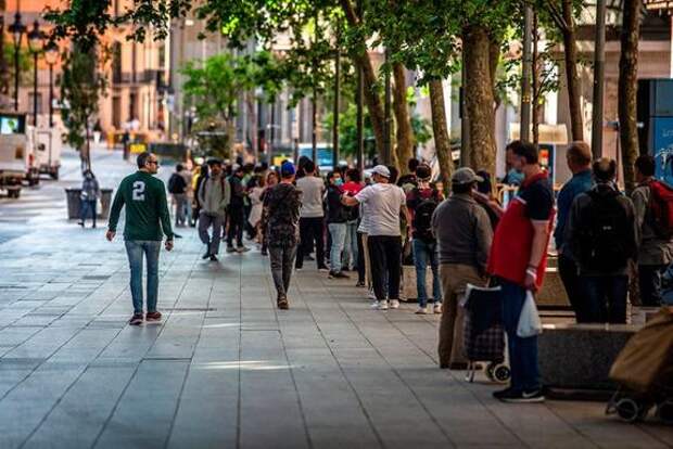 Испанцы выстроились в километровые очереди за бесплатными продуктами