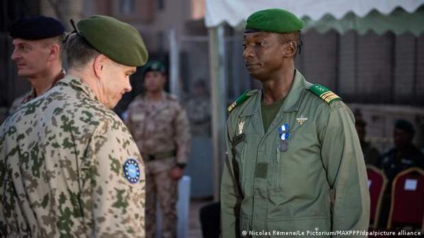 Генерал португальской армии (слева) на военной церемонии в Бамако с участием военнослужаших армии Мали