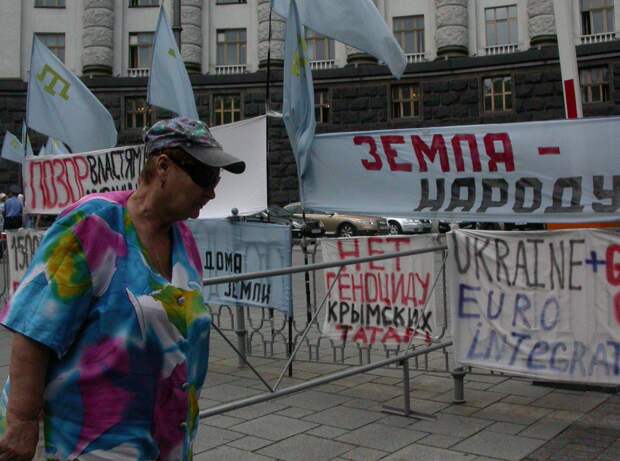 Вялый протест в Киеве. татар, как обычно геноцидят