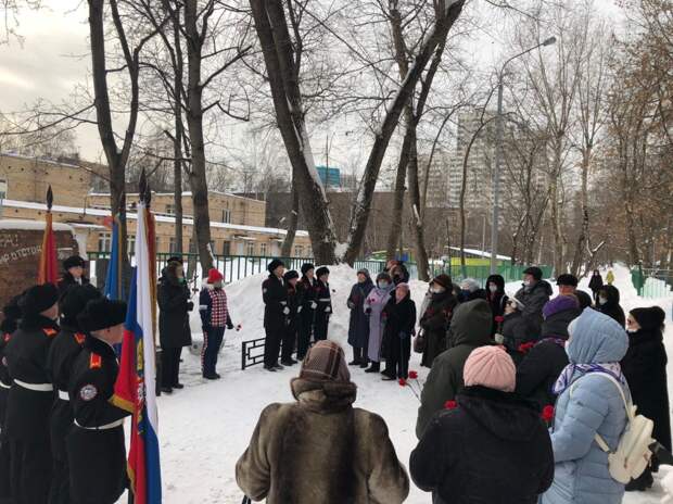 На Ботанической возложили цветы к мемориалу защитников Отечества
