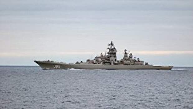 Тяжелый атомный ракетный крейсер Петр Великий во время прохода авианосной группы Северного флота России в Норвежском море. Архивное фото