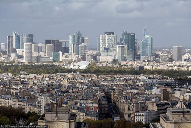 Деловой район Ла-Дефанс (фр. La Défense).